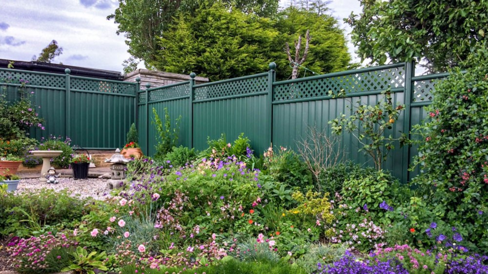 What Shade of Fence Paint Can Give Your Garden a More Spacious Appearance?
